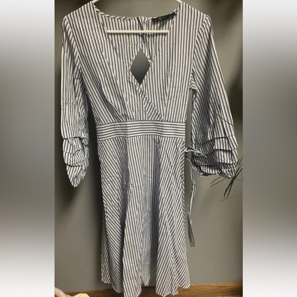 FOREVER 21 Contemporary Womens Sz Small Blue & White Striped Cut Out‎ Back Dress - Picture 1 of 10